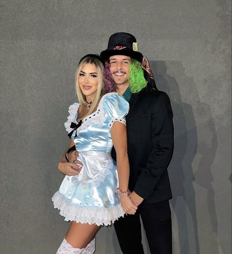 Alice In Wonderland And Mad Hatter Costume, Alison In Wonderland Costume, Alice And Wonderland Couple Costumes, Alice And Mad Hatter Costume Couple, Alice In Wonderland Couples Costume, Alice In Wonderland Couple Costume, Alice In Wonderland Costume Ideas, Alice And Mad Hatter, Semi Ideas