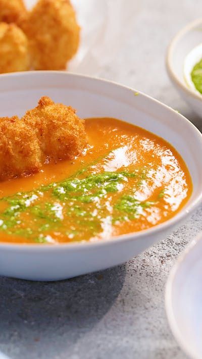 Fried Balls, Mozzarella Balls, Creamy Tomato Soup, Creamy Soup, Bowl Of Soup, Idee Pasto Sano, Tomato Soup, Delicious Soup, Skewers