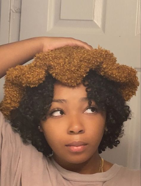 Short Curly Hair With Hat, Curly Hair With Hat, Hats Short Hair, Hair With Hat, Knitting Creations, Grad Trip, Yarn Creations, Crochet Ruffle, Curly Afro