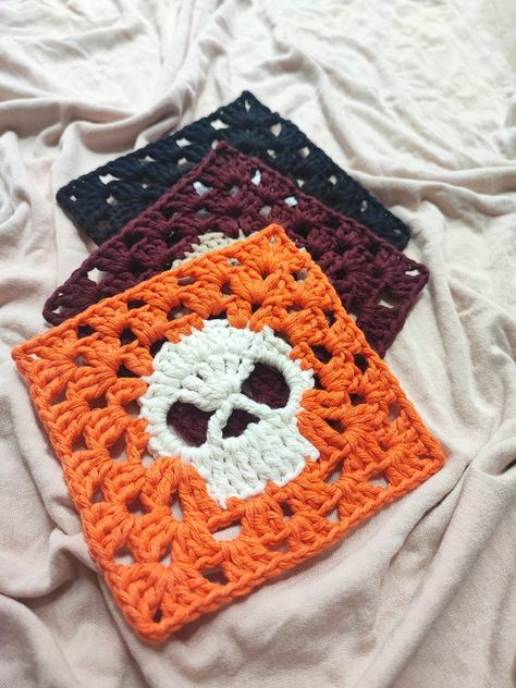 Creepy Granny Square, Halloween Crochet Granny Square, Crochet Halloween Cardigan, Halloween Granny Square Crochet, Crochet Halloween Sweater, Skull Granny Square Pattern, Halloween Granny Square, Crochet Skull Pattern, Skull Granny Square