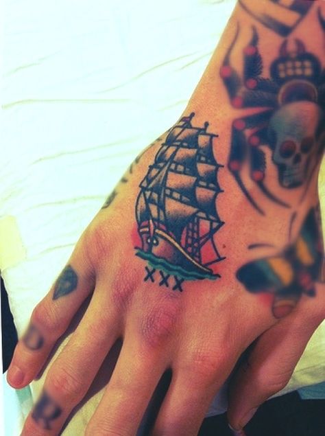 Traditional Ship Tattoo, Ship Tattoos, Traditional Hand Tattoo, Nautical Tattoos, Sailor Jerry Tattoos, American Traditional Tattoos, Nautical Tattoo, Old School Tattoos, Geniale Tattoos