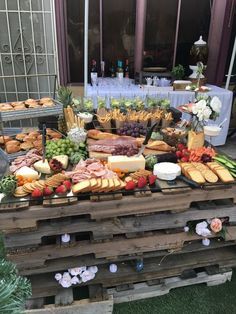 Food Station Buffet & Appetizer Decor Ideas Cheese Table, Cheese Trays, Food Buffet, Ayam Bakar, Grazing Table, Food Stations, Types Of Cheese, Food Displays, Grazing Tables