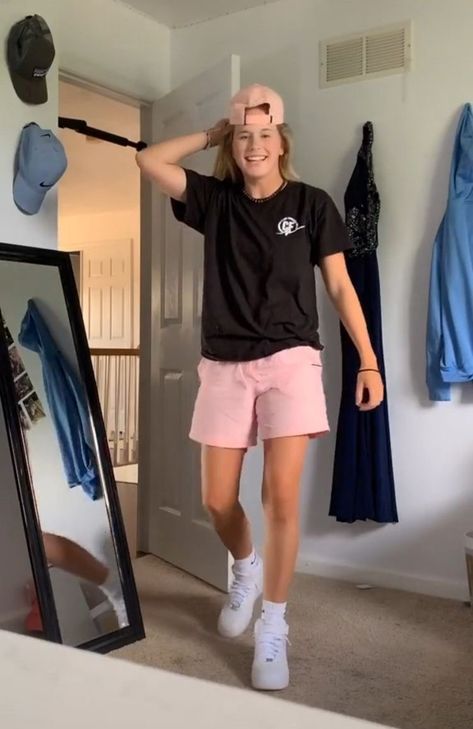 Outfit Ideas Summer Tomboy, Athletic Lesbian Outfit, Tom Boyish Outfits Summer, Shorts Tomboy Outfit, Lesbian Workout Outfits, Beach Tomboy Outfits, Athletic Tomboy Outfits, Outfit Ideas For Masculine Women, Masculine Lesbian Style Summer