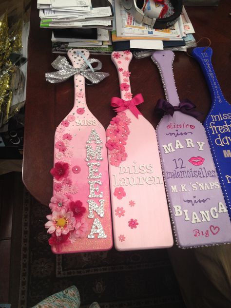 My paddle is perfect (the one on the far left) sorority life Paddle Decorations Sorority, Cute Sorority Paddles, Paddle Sorority Big, Paddle Sorority, Sorority Graduation, Big Little Paddles, Mary Day, Little Gifts Sorority, Paddle Ideas