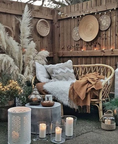 Hippy garden design ideas to make a beautiful space to enjoy and entertain friends and family Boho Patio, Boho Garden, Garden Deco, Pergola Patio, Apartment Garden, Boho Dekor, Outdoor Patio Decor, Cool Ideas, Small Patio