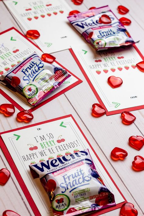 fruit snack valentines Fruit Snack Valentine, Snack Wraps, Homemade Stamps, Valentines Bookmarks, Valentines Snacks, Fruit Snack, Valentine Gifts For Kids, Preschool Valentines, Printable Valentine