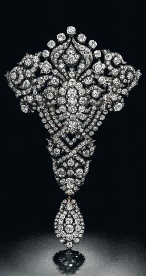 Maria Christina Royal Devant-de-Corsage brooch (est. $1.5 – 2 million), a magnificent diamond brooch given as a wedding present by King Alfonso XII of Spain to his wife the Archduchess Maria Christina of Austria in 1879. Bijoux Art Nouveau, Jewel Wedding, Diamonds And Pearls, Diamond Brooch, Royal Jewels, Rare Gemstones, Royal Jewelry, Crown Jewels, Precious Gems