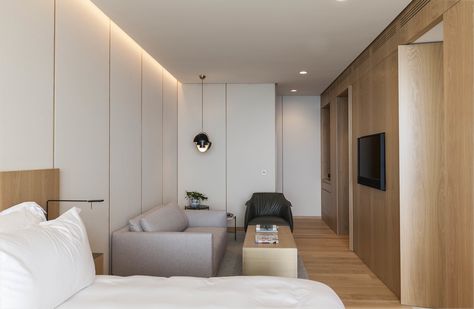 The warmth of the natural materials Hotel Room Interior, Core Ideas, Interior Minimal, Twitter Accounts, San Sebastian Spain, Hotel Room Design, Hotel Apartment, Small Hotel, Hotel Interiors