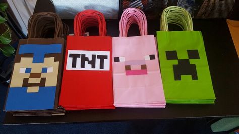 Minecraft candy bags Minecraft Party Bags, Minecraft Birthday Decorations, Diy Party Bags, Diy Minecraft Birthday Party, Minecraft Diy, Minecraft Party Decorations, Minecraft Birthday Cake, Minecraft Theme, Diy Minecraft