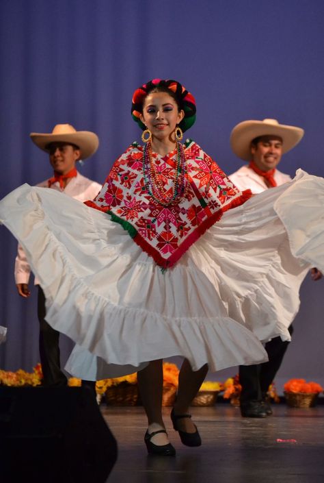 Alegre Ballet Folklorico Mexico People, Ballet Folklorico, Pretty Quinceanera Dresses, Anime Gifs, Turkish Art, Quinceanera Dresses, Latin America, Strawberry Shortcake, Quinceanera