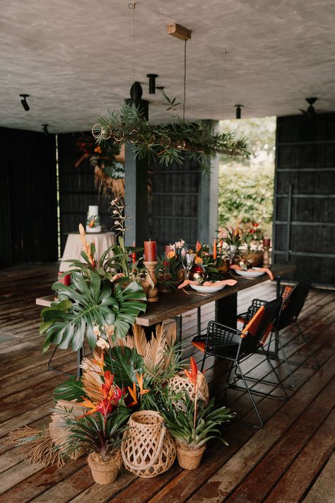 Paradise is a place on earth. We believe that after seeing this modern elopement with boho jungalow vibes at a luxe Costa Rican villa! From the sleek halter wedding dress to the monstera leaf wedding decor to the rattan candle hurricanes, we have a feeling this contemporary take on tropical weddings will have couples flocking to rainforests for their destination nuptials in no time. Jungalow Wedding, Tropical Wedding Table, Tropical Luxe, Tropical Centerpieces, Jungle Wedding, Tropical Wedding Theme, Tropical Wedding Decor, Tropical Wedding Inspiration, Costa Rica Wedding