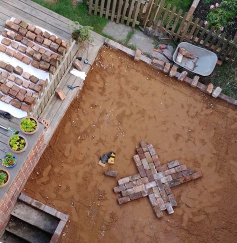 How to Lay a Patio from Reclaimed Bricks — Alice de Araujo Reclaimed Brick Patio, Brick Patio Ideas, Pretty Patios, Laying A Patio, Diy Garden Decor Projects, Patio Paving, Flagstone Walkway, Boxwood Garden, Brick Edging