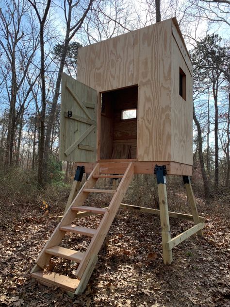 Diy Hunting Blinds Deer, Hunting Stands Diy, Diy Hunting Cabin, Shooting House Ideas Hunting, Pallet Deer Stand, Deer Blind Interior Ideas, Diy Hunting Blinds, Deer Stand Ideas, Diy Deer Blind