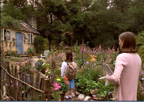 ~cottage~ Miss Honey Matilda, Matilda Movie, Mara Wilson, Miss Honey, Septième Art, Danny Devito, Dream Cottage, Little Cottage, Top Movies