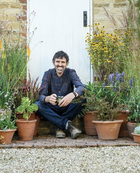 Garden designer and presenter of BBC Gardener’s World Adam Frost welcomes us to the Lincolnshire home he shares with his wife, children, two dogs and cat. English Country House Style, British Country Style, Gardeners World, English Home, Garden Designer, English Country Gardens, Country Landscaping, Magical Garden, English House