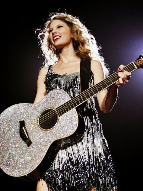 Taylor Swift Guitar, Swift Tour, Taylor Swift Fearless, All About Taylor Swift, Celebrity Style Red Carpet, Taylor Swift Concert, Taylor Swift Album, Taylor Swift Wallpaper, Long Live Taylor Swift