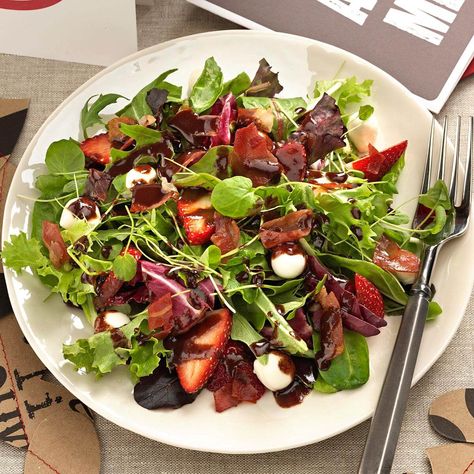 Mozzarella Strawberry Salad with Chocolate Vinaigrette Strawberry Kale Salad, Balsamic Vinegar Recipes, St Valentines Day, Chocolate Dishes, Ham Salad, Vinaigrette Recipes, Strawberry Salad, Sweet Ideas, Valentine's Day Recipes