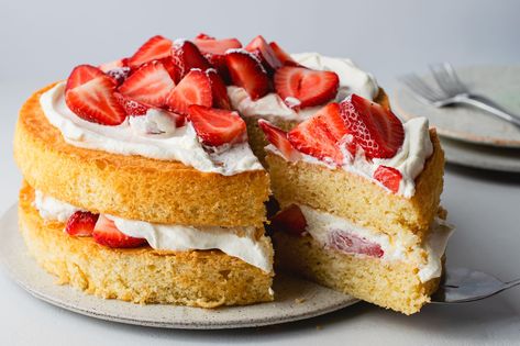 Traditional strawberry and cream sponge cake is a classic of the British kitchen and a summer favorite, especially around Wimbledon time. Strawberry Cream Cake, Strawberry Sponge Cake, Strawberry Cream Cakes, Dessert Oreo, Easter Desserts Recipes, Sponge Cake Recipes, Gateaux Cake, Strawberry Cream, Strawberry Cakes