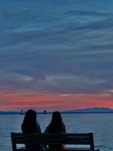 #amor #lovewins #love #lovecore #lesbian #lgbtqia+ #queer #rainbow #sunset #friends #sea #view #aesthetic #fashion Sapphic Romance Aesthetic, Wlw Beach Aesthetic, Soft Love Aesthetic, Soft Sapphic Aesthetic, Queer Love Aesthetic, Sapphic Summer, Lgbtqia Aesthetic, Sea View Aesthetic, Beach Town Aesthetic