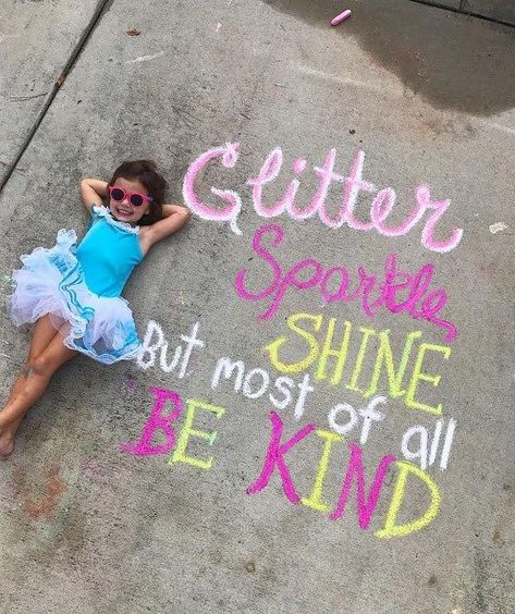 Chalk The Walk, Sidewalk Chalk Photos, Chalk Art Christmas, Chalk Art Quotes, Driveway Chalk, Driveway Art, Sidewalk Chalk Art Ideas, Chalk Photography, Chalk Pictures