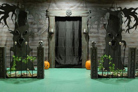 haunted house entrance Not hard to do this entrance at our house Halloween Haunted House Diy, Haunted House Ideas, Haunted House Halloween Party, Halloween Haunted House Decorations, Haunted House Diy, Dekorasi Halloween, Haunted House Decorations, Yard Haunt, Decoration Restaurant