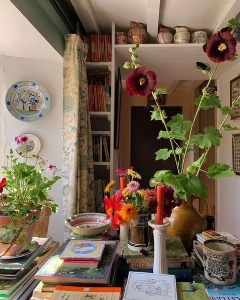 English Country Style Interior, English House Interior, Cluttered Apartment, Eclectic Studio, Eclectic French Country, Eclectic Decor Bohemian, Glam Pad, English Interior, Somerset England