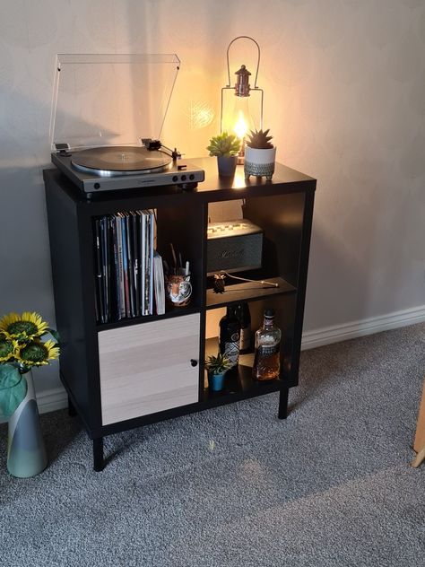 Record Player In Bedroom, Kallax Record Storage, Vinyl Set Up, Record Player Setup Aesthetic, Record Player Setup Bedroom, Record Player Bedroom, Vinyl Setup Ideas, Music Corner Bedroom, Record Player Setup Living Rooms