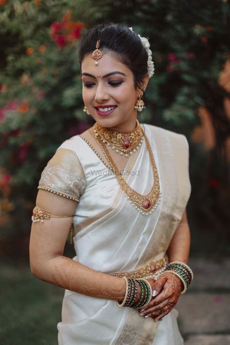 Photo of Malayali bride in gold jewellery and white saree. Bride In Gold Jewellery, Gundla Mala, Malayali Bride, Kerala Hindu Bride, White Saree Wedding, भारतीय दुल्हन संबंधी, Saree White, Mango Haram, Hip Chain