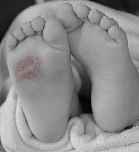 Lipstick feet cute black and white kiss baby feet lipstick toes newborn Foto Newborn, Baby Fotografie, Anne Geddes, Guilt Trips, Baby Poses, Foto Tips, Foto Baby, Newborn Shoot, Baby Time