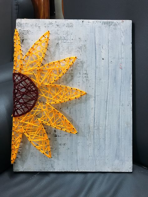 Arts And Crafts For Adults Home Decor, Sunflower String Art, String Art Flower, Hilograma Ideas, Nail And String Art, فن الرسم بالمسامير, Printable String Art Patterns, Nail String, String Art Tutorials