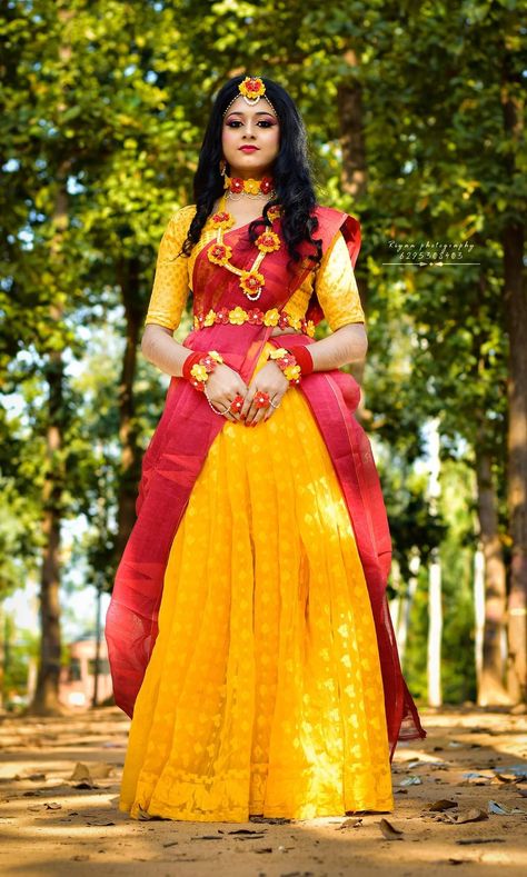 Haldi Dress Girl, Haldi Sarees For Bride, Haldi Single Poses, Haldi Girls Shoot, Haldi Photoshoot Brides, Bride Haldi Poses Indian, Bridal Haldi Photoshoot, Haldi Shoot Poses, Haldi Look For Bride Sister