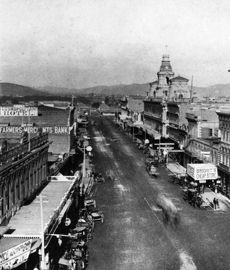 Looking north along Los Angeles' Main Street in 1882. (LAPL 00014010) Bizarre Los Angeles Old Los Angeles, Los Angeles California Photography, Cosmopolitan Hotel, Los Angeles Photography, Los Angeles Hollywood, La Style, California History, The Cosmopolitan, California Photos