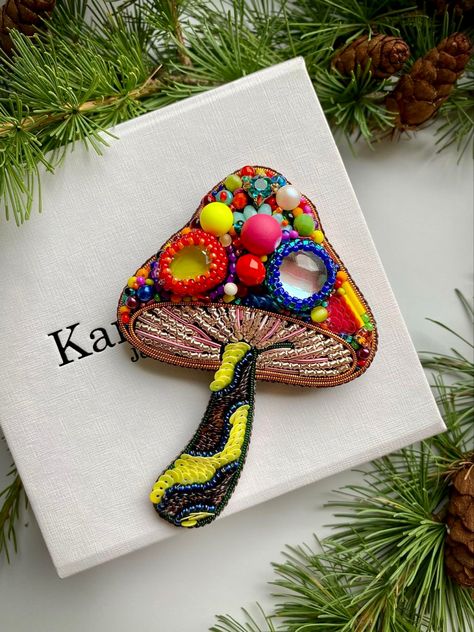 Embroidered Brooches, Felted Earrings, Mushroom Crafts, Embroidery Hoop Crafts, Fairy Garden Crafts, Felt Beads, Brooch Diy, Bead Embroidery Jewelry, Hand Embroidery Art