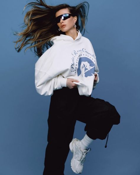 Urban Hoodies, Streetwear Photoshoot, Compression Sportswear, Studio Photoshoot Ideas, Dance Photography Poses, Loungewear Fashion, Fashion Model Poses, Photography Posing Guide, Photoshoot Themes