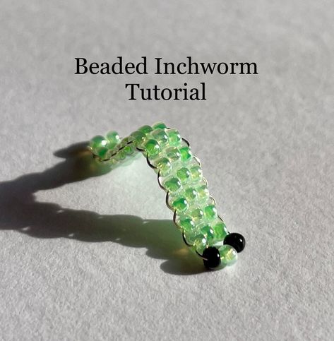 Make your own beaded inchworm friend with this PDF tutorial!  This pattern is great for first time or beginner beaders, or anyone who wants to make their own tiny inchworm friend. This 13 step tutorial contains easy to follow schematics for every step, and real life photos for reference along the way. The finished inchworm measures approximately 1 inch long.  Materials you will need for this project are: 28 gauge wire, two colors of size 11/0 seed beads, scissors that can cut wire, and needle no Flamingo Pony Bead Pattern, Tiny Bead Animals, Things To Make With Small Beads, Bead Art Tutorial, Pony Bead Halloween, Beginner Beading Tutorials Step By Step, Easy Seed Bead Patterns, Things To Do With Wire, Bead Animals Tutorial