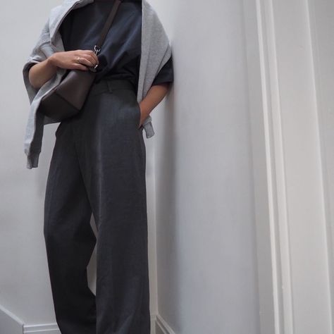 Gray Trousers Outfit, Minimalist Casual Outfit, James Decker, Trouser Outfit, Dark Blue Grey, Grey Trousers, Blue Outfit, Fashion Lookbook, Look Fashion