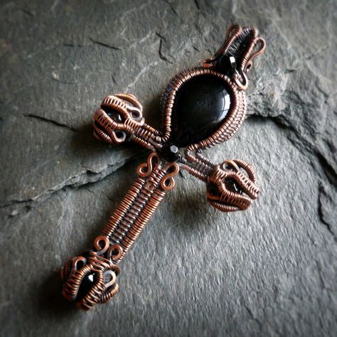 Oxidized Copper and Onyx Ankh by Julie Hulick of Coper Aingeal. Copper Wire Ankh, Wire Weaving Tutorial, Sculpted Jewelry, Wire Wrapped Stone Jewelry, Wire Wrapping Diy, Diy Jewelry Tutorials, Wire Wrapped Jewelry Tutorials, Pendant Tutorial, Wire Jewelry Designs