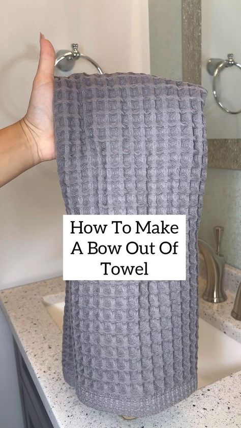 How To Roll Bath Towels, Towel Display, Folding Towels, Bathroom Towel Decor, Bathroom Decor Themes, Bathroom Crafts, Make A Bow, Towel Decor, How To Fold Towels