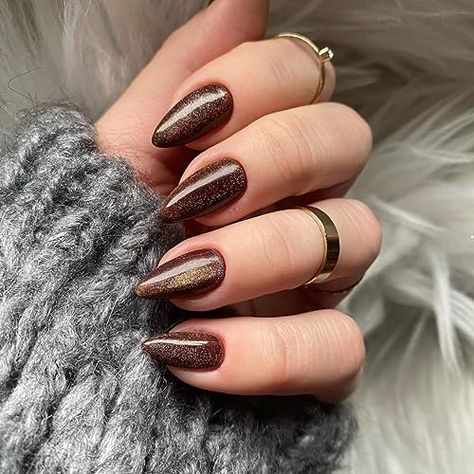 20 Earthy Brown Nails You Can Wear All Year Round 13 Medium Almond Nails, Beach Themed Nails, Nails Country, Nails Medium Almond, Glitter Press On Nails, Nails For Fall, Nails Press Ons, Brown Nail Polish, Brown Nails Design