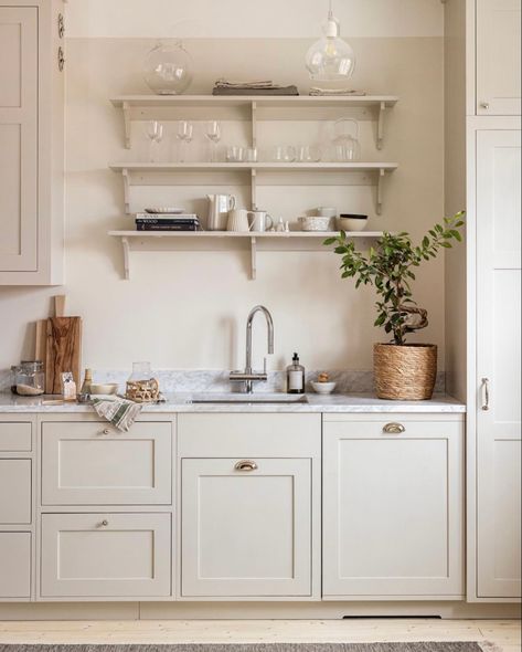 Cream And White Kitchen, Kitchens With White Cabinets, White Modern Kitchen Ideas, Off White Kitchen Cabinets, Antique White Kitchen Cabinets, Antique White Cabinets, Off White Cabinets, Antique White Kitchen, Off White Kitchens