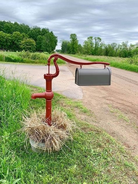 Water pump mailbox Mailbox Landscaping Ideas, Farmhouse Mailboxes, Rustic Mailboxes, Farm Landscaping, Cool Mailboxes, Mailbox Stand, Rural Mailbox, Old Mailbox, Mailbox Garden