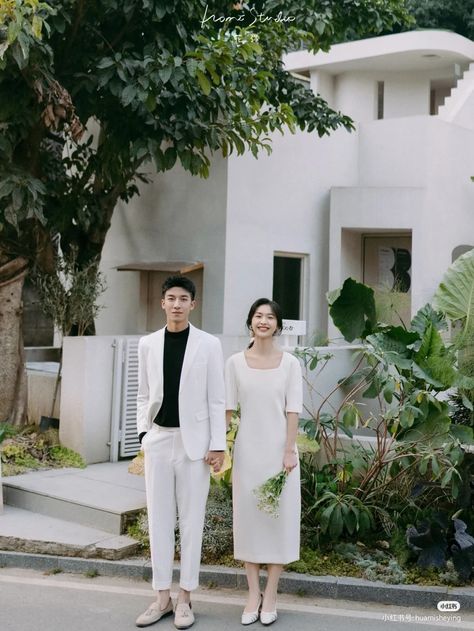 Minimal Wedding Outfit, Simple Wedding Photoshoot, Prewed Casual Outdoor, Prewedding Minimal, Korea Prewedding Photoshoot, Prenup Outfit, Korean Wedding Dress, Pre Wedding Photoshoot Props, Minimal Wedding Dress