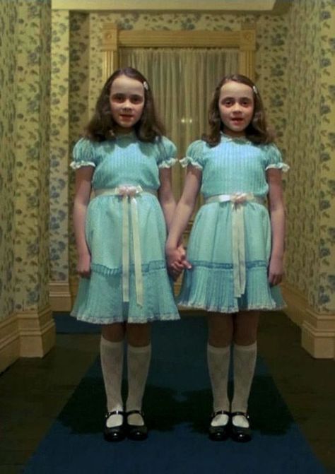 Shining Twins Costume, Costume Halloween Duo, Last Minute Kostüm, Movie Duos, The Shining Twins, Twin Costumes, Iconic Halloween Costumes, Sibling Costume, Halloween Duos