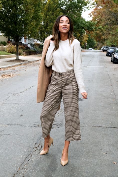 How to Style Wide Leg Cropped Pants - Take Note Wide Trousers Outfit Winter, Wide Leg Cropped Pants Outfit, Psychologist Outfit, Wide Leg Pants Outfit Work, Cropped Pants Outfit, Wide Cropped Pants, Wide Leg Trousers Outfit, Grey Pants Outfit, Pants Outfit Work