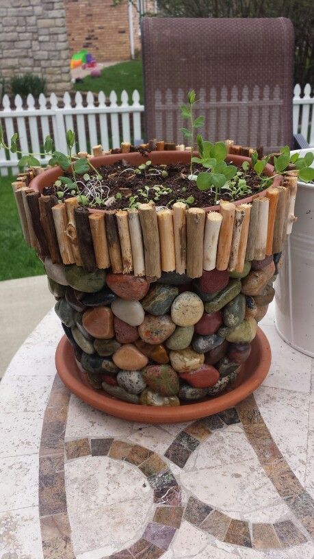 Pot out of rocks and driftwood from Lake Superior. Gardening Design Diy, Recycled Garden Art, Garden Wall Designs, Mosaic Pots, Mosaic Flower Pots, Diy Leaves, Recycled Garden, Garden Whimsy, Garden Crafts Diy