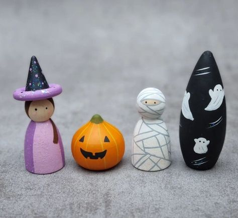 Dolls Halloween, Thema Halloween, Wooden People, Diy Rock Art, Diy Air Dry Clay, Activities Ideas, Wood Peg Dolls, Peg People, Clothespin Dolls