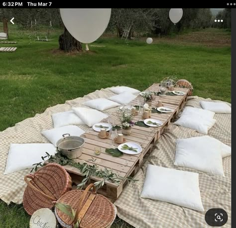 Picnic On Pallets, Pallet Floor Table Party, Pallet Table Outdoor Party Boho, Outside Picnic Table Ideas, Wood Pallet Picnic Table, Garden Party Pallet Table, Pallets Table Ideas, Outdoor Pallet Table Diy, Pallet Boho Table