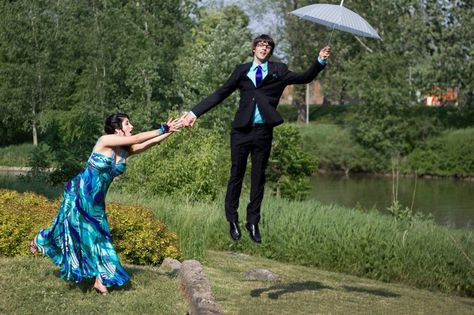 Awkward Prom Photos, Prom Photography Poses, Funny Prom, Funny Couple Pictures, Prom Pictures Couples, Prom Picture Poses, Homecoming Pictures, Awkward Photos, Prom Photoshoot