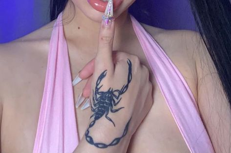 Luv Tattoo, Blitz Tattoo, Timeless Tattoo, Gangsta Tattoos, Hand Tattoos For Girls, Scorpio Tattoo, Scorpion Tattoo, Mode Turban, Pretty Tattoos For Women