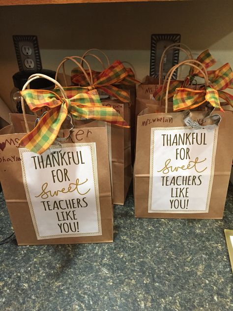 Thanksgiving Preschool Class Gifts, Thanksgiving Spirit Week Ideas For Daycare, Thanksgiving Gifts To Students, Thanksgiving Classmate Gifts, Teacher Gift Thanksgiving, Teacher Appreciation Gifts Fall, Thanksgiving Student Gift Ideas, Thanksgiving Gift Basket For Teacher, Thanksgiving Basket For Teachers